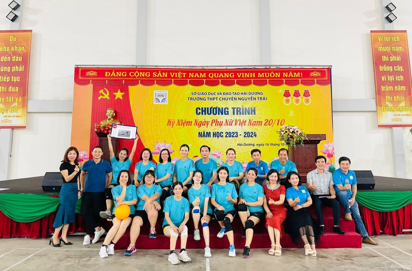 Sôi nổi giải bóng chuyền hơi chào mừng ngày 20/10